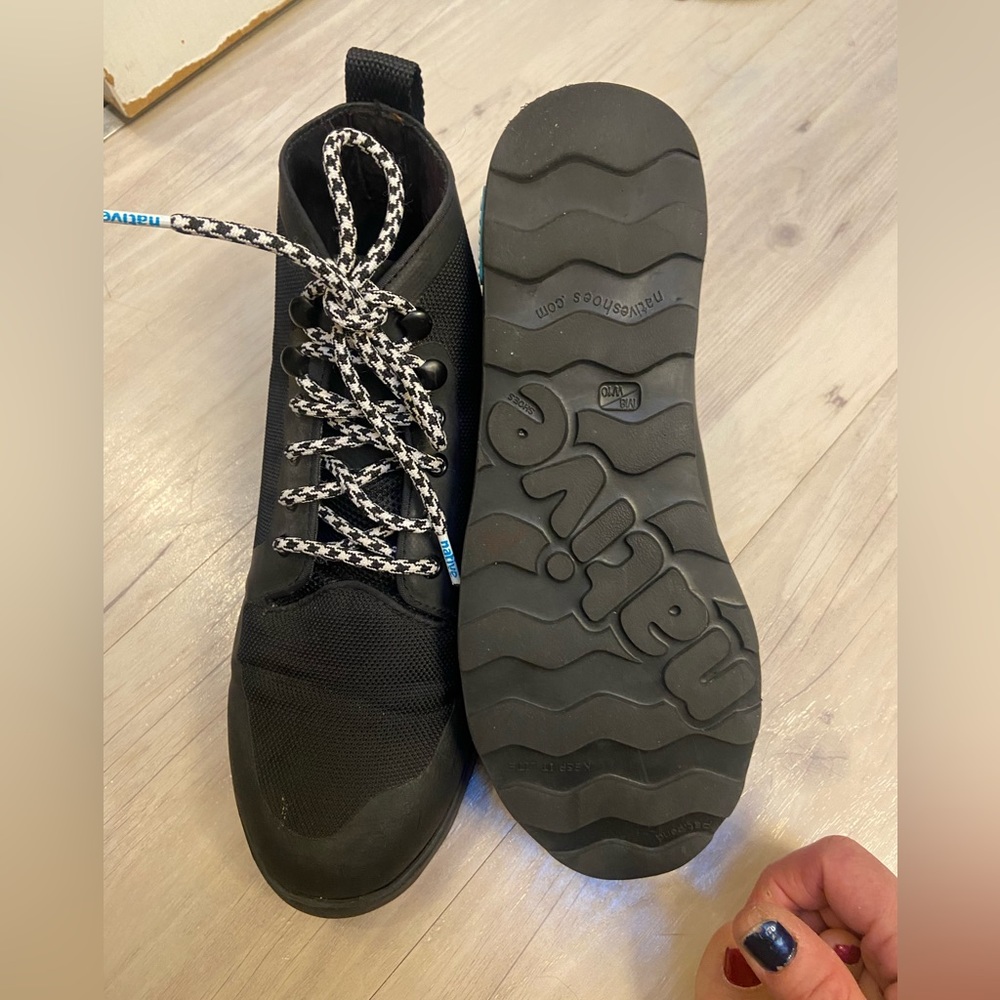 Native boots 8m w10 Like new